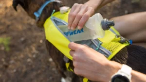 5080 trail runner running vest key feature zippered pockets