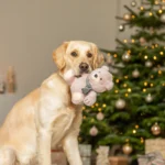 Іграшка Trixie для собак Різдвяний ведмедик з пискавкою плюшевий 19 см