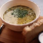 Чашка домашнього кісткового бульйону з курячими хребтами, морквою та чебрецем для собак і котів