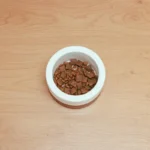 Собака їсть натуральний корм з миски