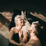Собака притулився до людини під ковдрою