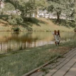 Енергійний собака грається й стрибає надворі, жвавий рух на зеленій галявині