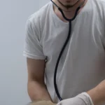 Кота обстежують у ветеринарній клініці, спокійний плановий візит до лікаря